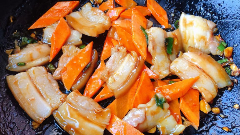 香菇炒肉片,放入胡萝卜片炒至断生