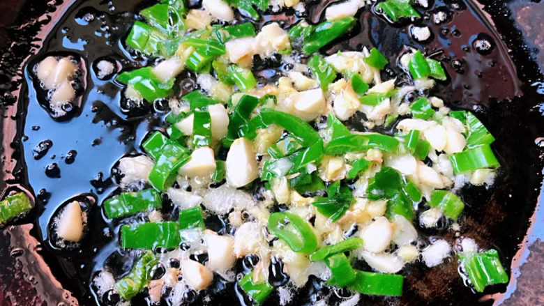 香菇炒肉片,锅中倒入底油加热放入葱姜蒜爆香