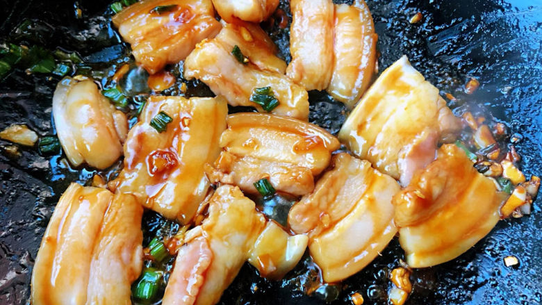 香菇炒肉片,放入五花肉同时放入<a style='color:red;display:inline-block;' href='/shicai/ 135370'>一品鲜酱油</a>、<a style='color:red;display:inline-block;' href='/shicai/ 721'>蚝油</a>、<a style='color:red;display:inline-block;' href='/shicai/ 10588'>糖</a>炒至五花肉入味