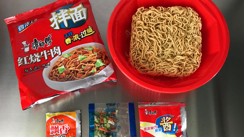 家常拌面,取出调料包,且将面饼放入拌面碗中