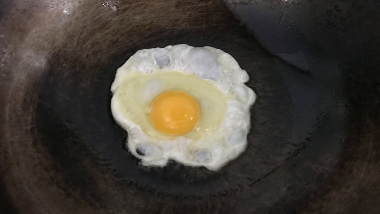 家常拌面,趁这个时间煎荷包蛋:炒锅烧热,倒少许食用油,打入鸡蛋
