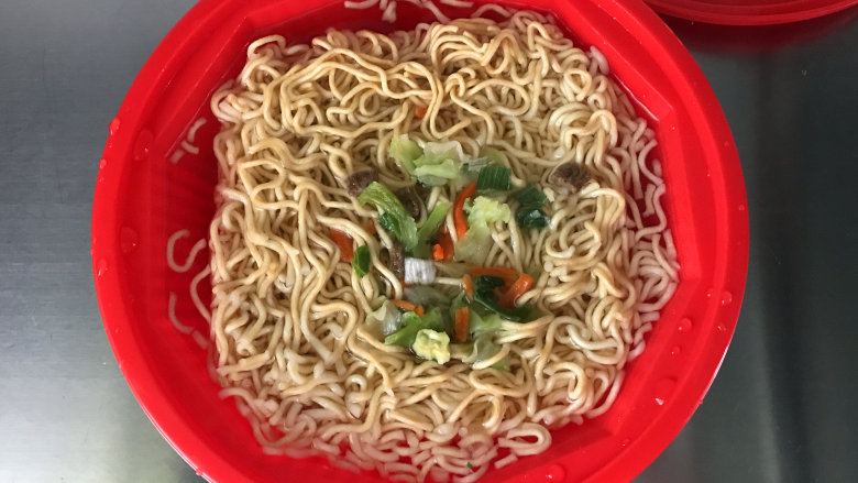 家常拌面,4分钟后打开盖子,面条就泡好了