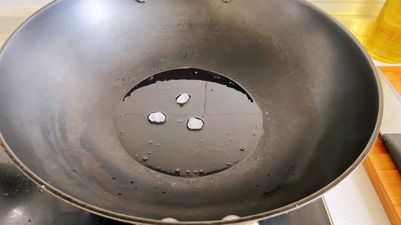 鸡腿炖土豆,油烧热放冰糖,冰糖基本融化的时候放入鸡块。
