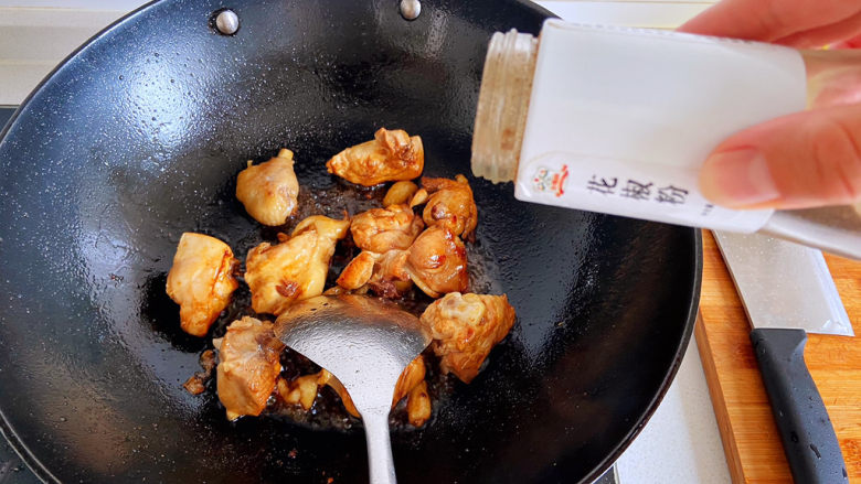 鸡腿炖土豆,就是这样的焦糖色很有食欲,我不喜欢黑乎乎的。加入<a style='color:red;display:inline-block;' href='/shicai/ 12043'>花椒粉</a>。
