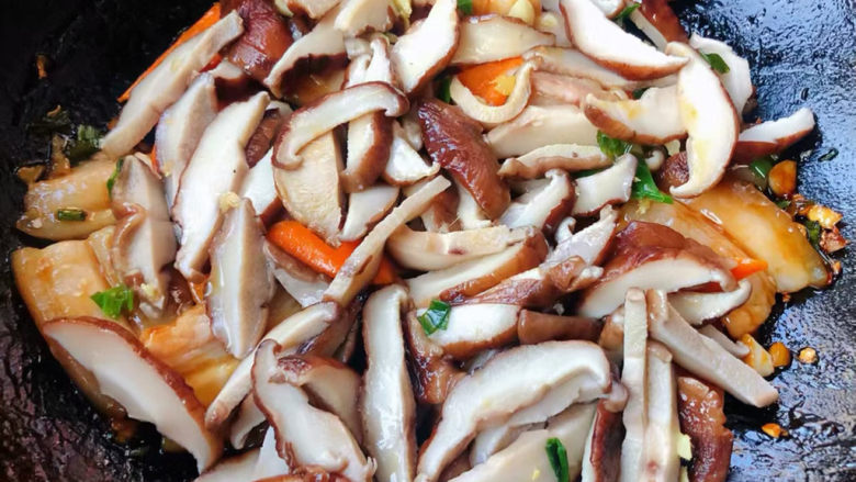 香菇炒肉片,放入香菇大火快速翻炒