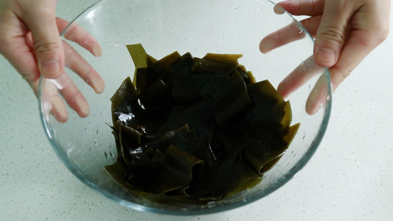 海带炖排骨,<a style='color:red;display:inline-block;' href='/shicai/ 277'>海带</a>清洗干净,切成大块
