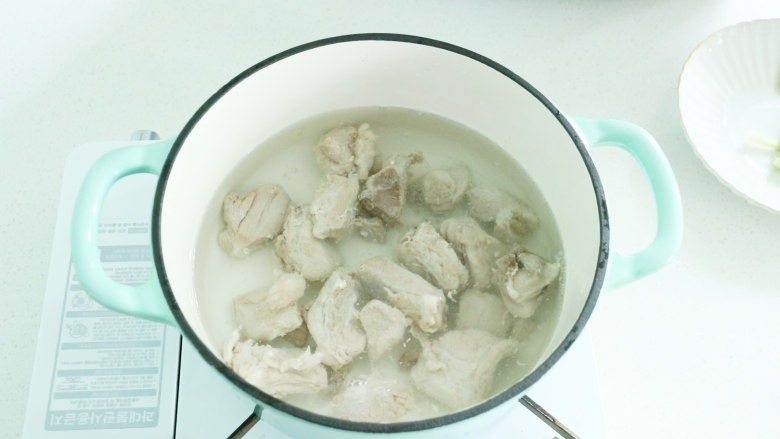 海带炖排骨,再次起锅,放入洗净的排骨