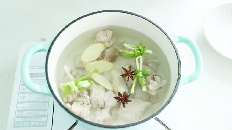 海带炖排骨,放上小香葱,姜片,<a style='color:red;display:inline-block;' href='/shicai/ 695'>八角</a>,增香入味