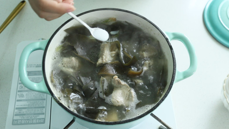 海带炖排骨,放入两勺食盐,继续炖煮20分钟左右