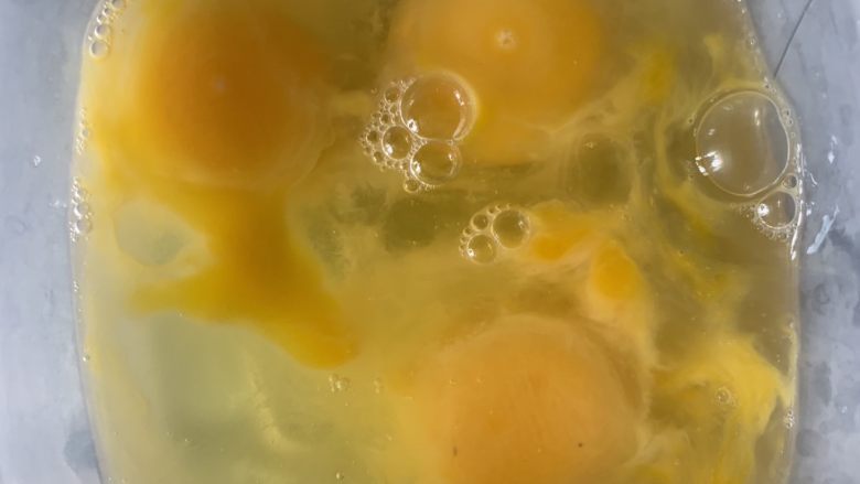 葱炒鸡蛋🥚,搅拌均匀