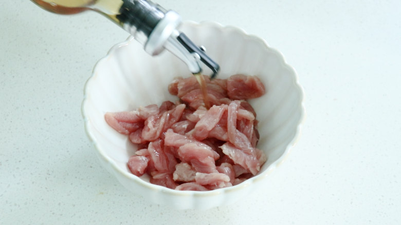 香菇炒肉片,在碗中倒入<a style='color:red;display:inline-block;' href='/shicai/ 718'>料酒</a>