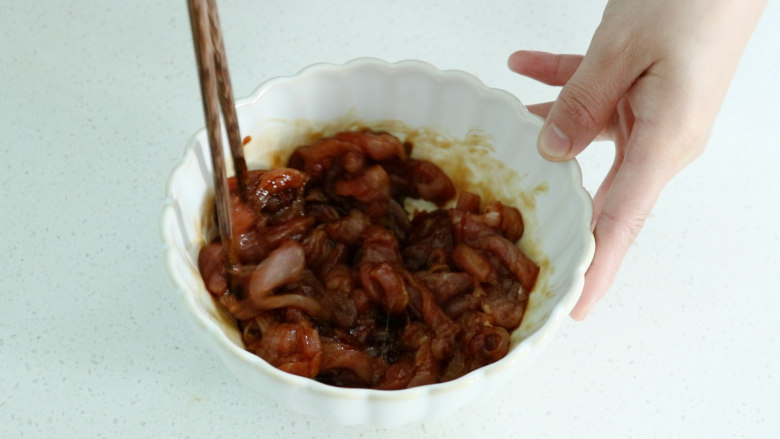 香菇炒肉片,然后搅拌均匀,放置一旁腌制备用