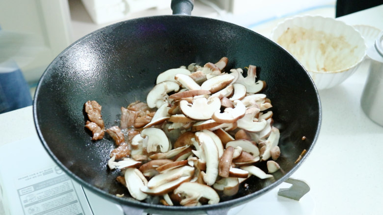 香菇炒肉片,接着再放入香菇翻炒