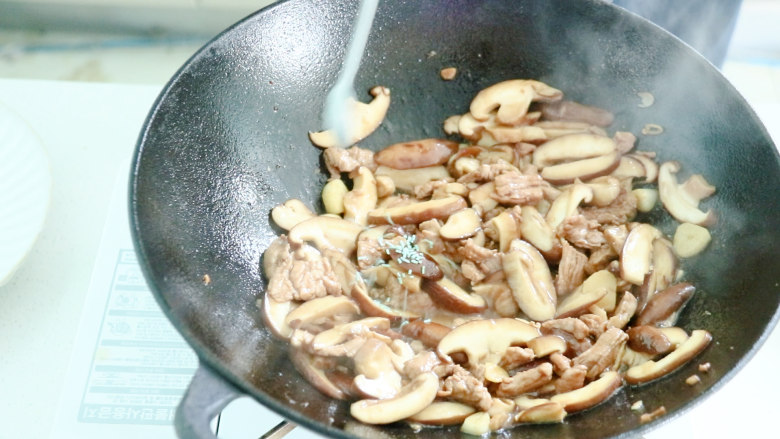 香菇炒肉片,加入<a style='color:red;display:inline-block;' href='/shicai/ 756'>鸡精</a>调鲜提味,继续翻炒一会儿