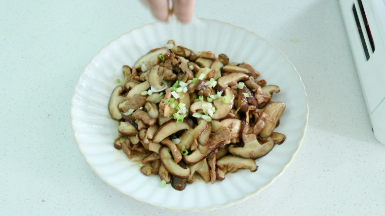 香菇炒肉片,最后撒上一些葱花，美味好吃的香菇炒肉就做好了