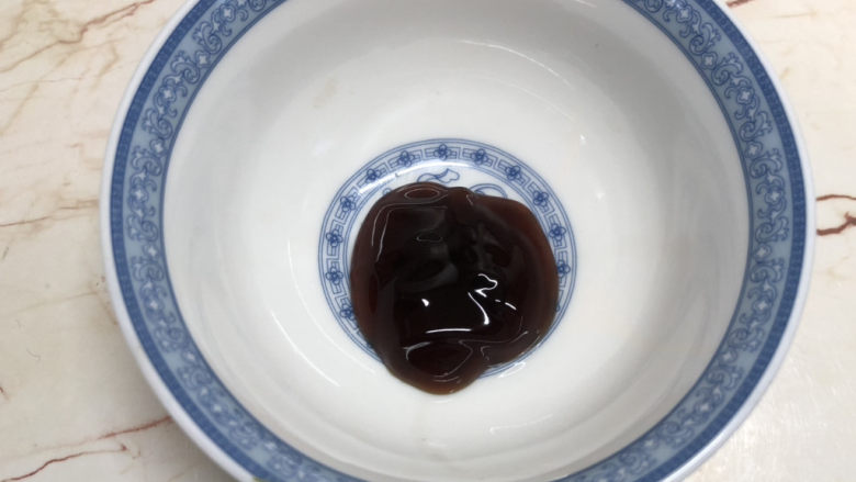 蒜蓉蚝油生菜,今天想把生菜炒的脆脆的,所以先把调料勾兑好