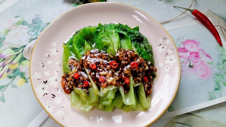 蒜蓉蚝油生菜,拍上成品图，一道快手又美味的蒜蓉蚝油生菜就完成了。