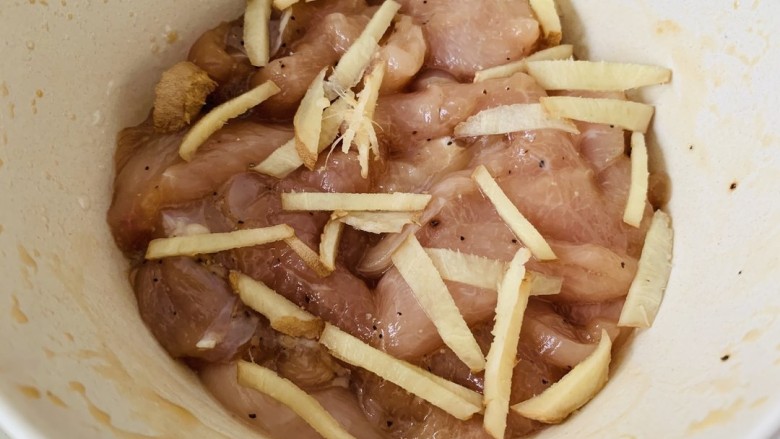 香菇滑鸡粥,在切点放姜丝放入碗中,去鸡肉的腥味