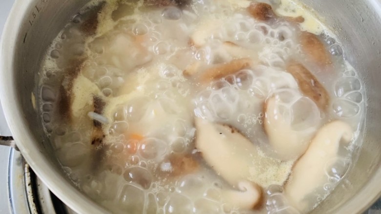 香菇滑鸡粥,煮十分钟的汤就超浓了,这是把米饭倒进去,煮五分钟