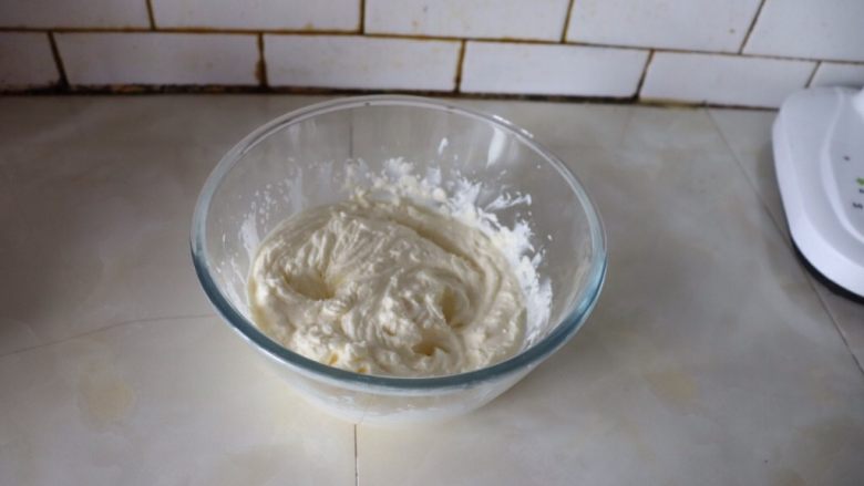 小巧杯子蛋糕,130克<a style='color:red;display:inline-block;' href='/shicai/ 8197'>淡奶油</a>加入13克糖粉打发，用中号8齿曲奇裱花嘴造型。
