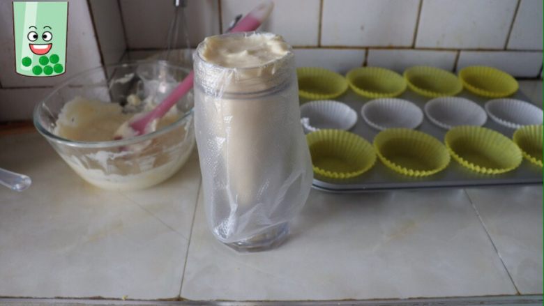 小巧杯子蛋糕,装入裱花袋，挤入纸杯托模具中。