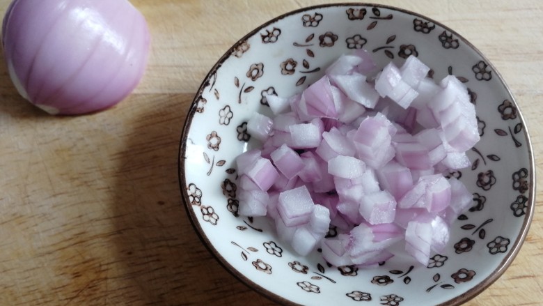 蒜香芝士虾仁意面,半个小圆葱切碎。