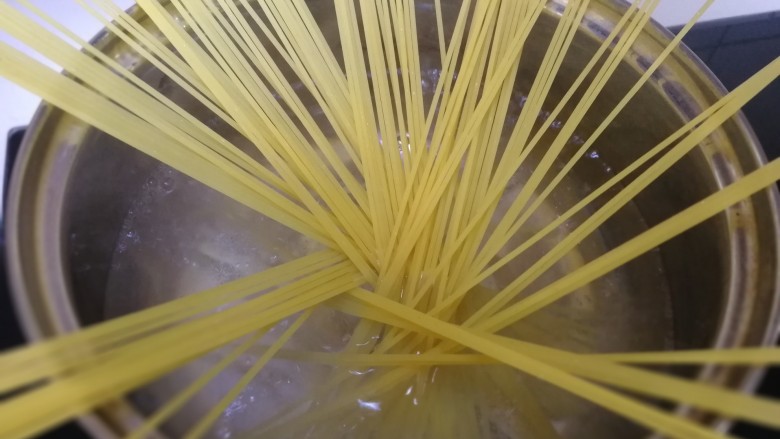 蒜香芝士虾仁意面,放入意面,煮8分熟。(大约煮6~7分钟)