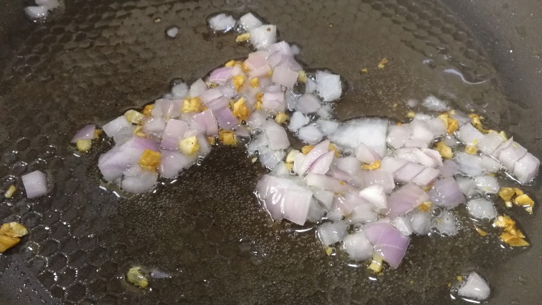 蒜香芝士虾仁意面,放入小圆葱碎,小火炒到变透明。