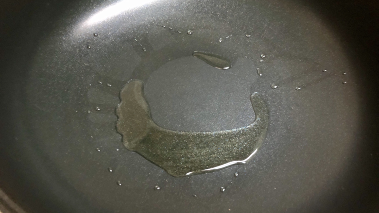 鸡蛋饼披萨,不粘锅烧热,下底油。
