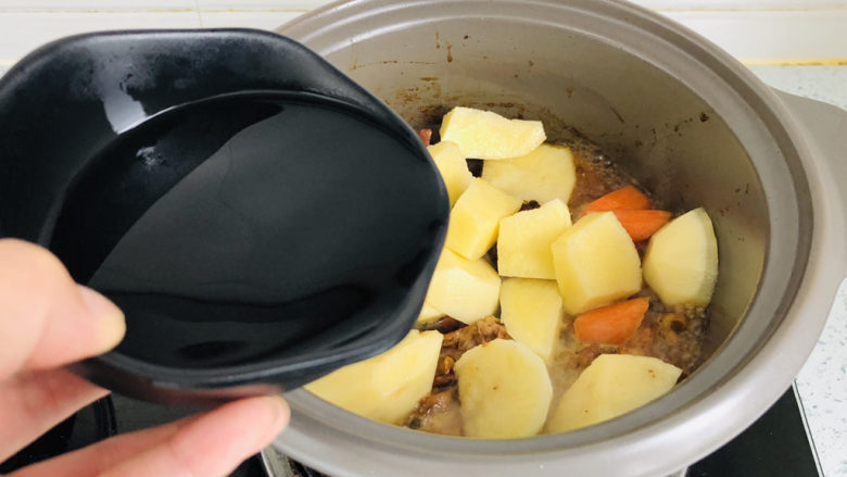鸡腿炖土豆,加入香菇水再加适量清水,水量没过食材即可。