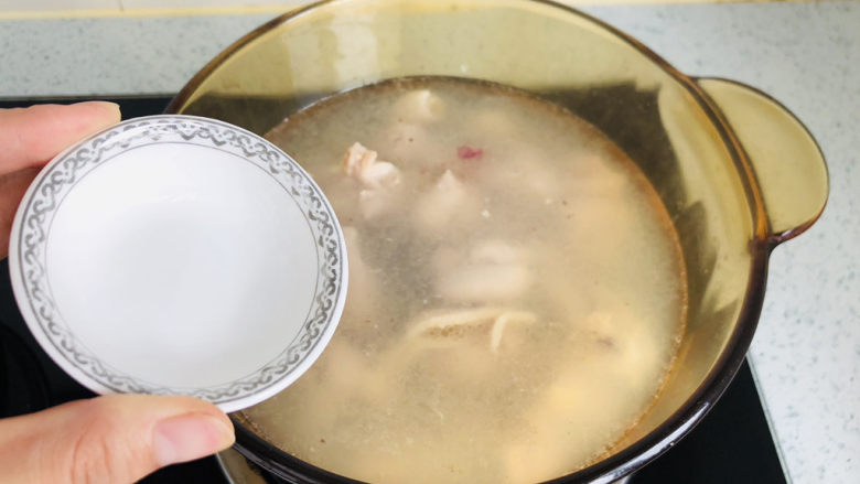 鸡腿炖土豆,锅中水开后放入切好的鸡块焯水,加一点点<a style='color:red;display:inline-block;' href='/shicai/ 900'>白酒</a>去腥。
家里有料酒的也可以直接用料酒。