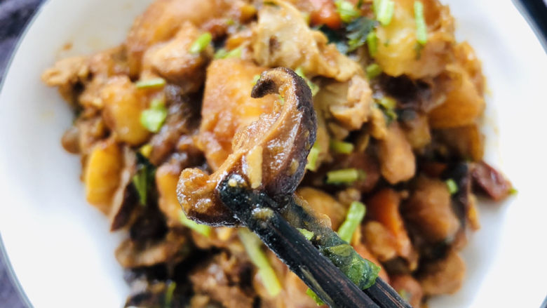 鸡腿炖土豆,香菇吃起来肉肉的,口感非常不错哦。