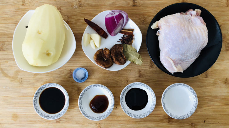 鸡腿炖土豆,先把需要的食材提前准备好。