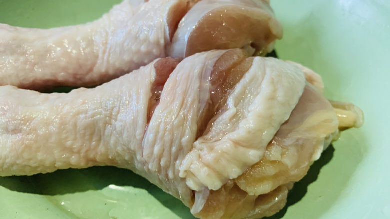 鸡腿炖土豆,鸡腿洗净,划横,这样更加入味