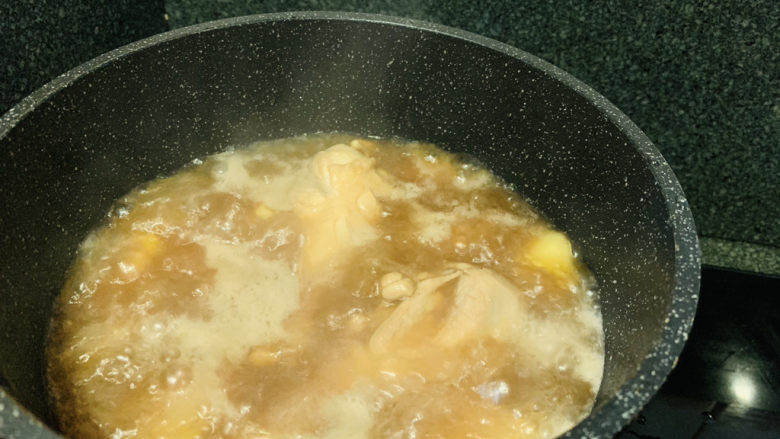 鸡腿炖土豆,搅拌均匀,大火烧开