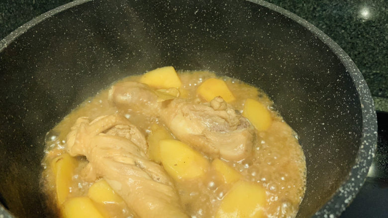 鸡腿炖土豆,剩点汁,起锅