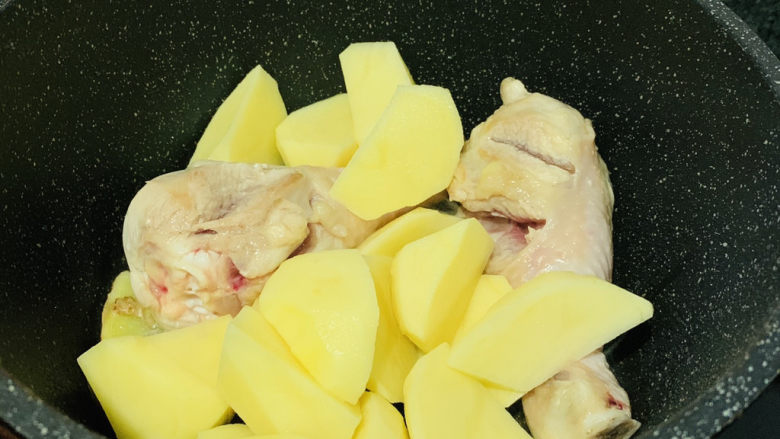 鸡腿炖土豆,加入土豆,翻炒
