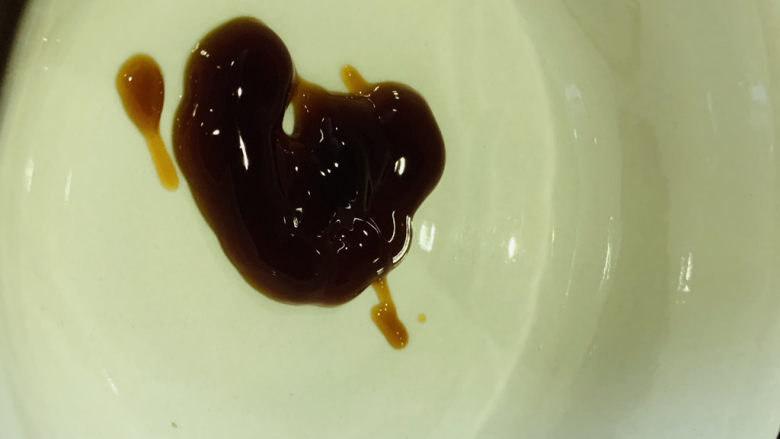 青椒炒鸡胗,取一个碗,加<a style='color:red;display:inline-block;' href='/shicai/ 721'>蚝油</a>
