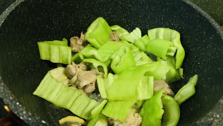 青椒炒鸡胗,鸡胗变色,加青椒,翻炒,断生