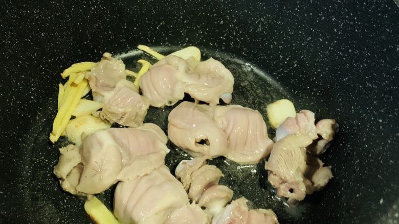 青椒炒鸡胗,加鸡胗,大火爆炒