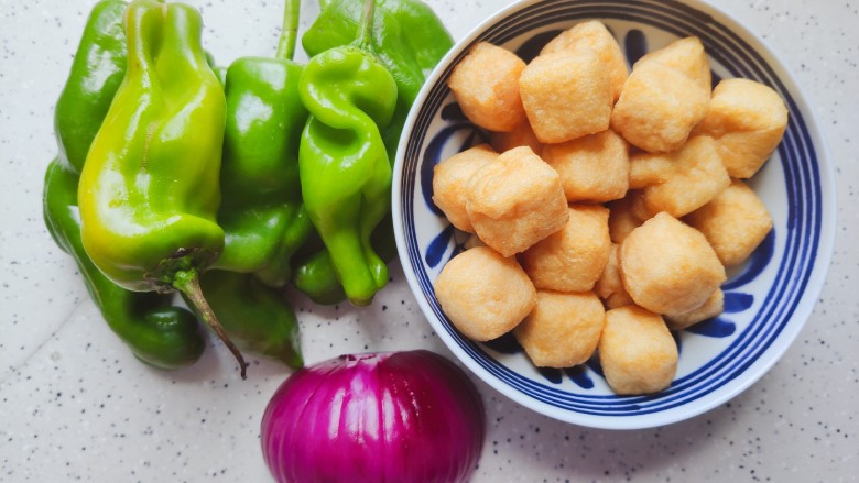 青椒炒豆腐,首先我们准备好所有食材