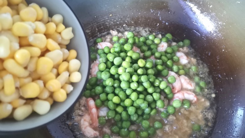 豌豆糯米饭,炒至虾仁变色倒入碗豆,玉米粒翻炒