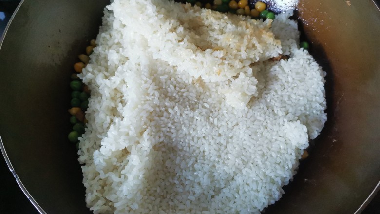 豌豆糯米饭,辅料炒的差不多熟了,倒入蒸好的糯米翻炒均匀