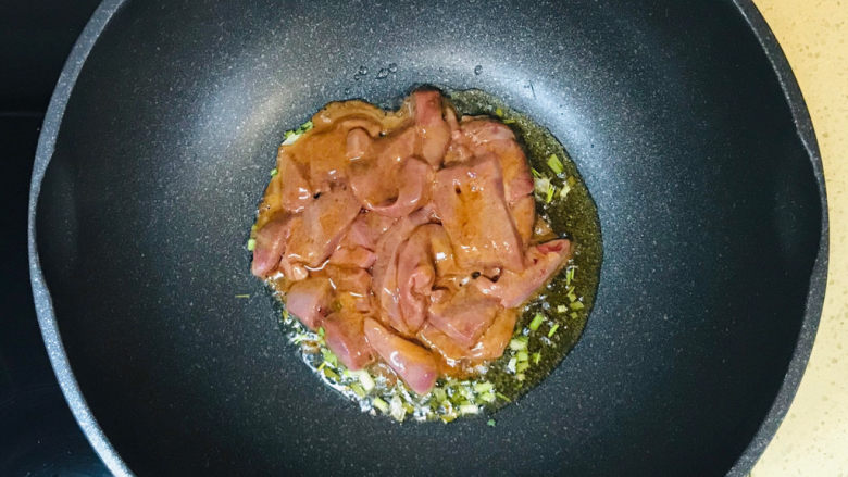 麻油猪肝,打散,翻炒
