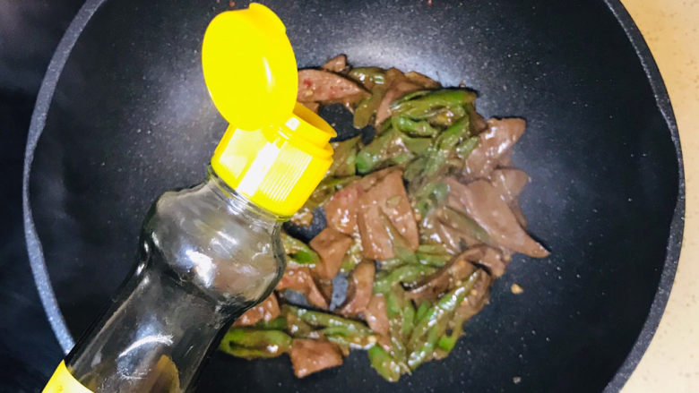 泡椒猪肝,看到猪肝彻底变色变硬,就是熟透了,关火起锅前,淋入<a style='color:red;display:inline-block;' href='/shicai/ 847'>香油</a>提香