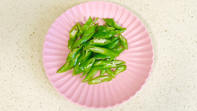 泡椒猪肝,辣椒清洗干净,切成斜刀块