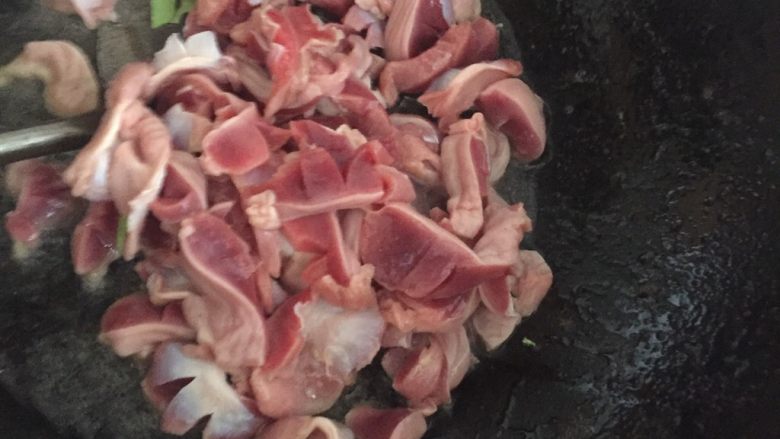 青椒炒鸡胗,开火热锅热油,放入生姜炒香再加入鸡胗