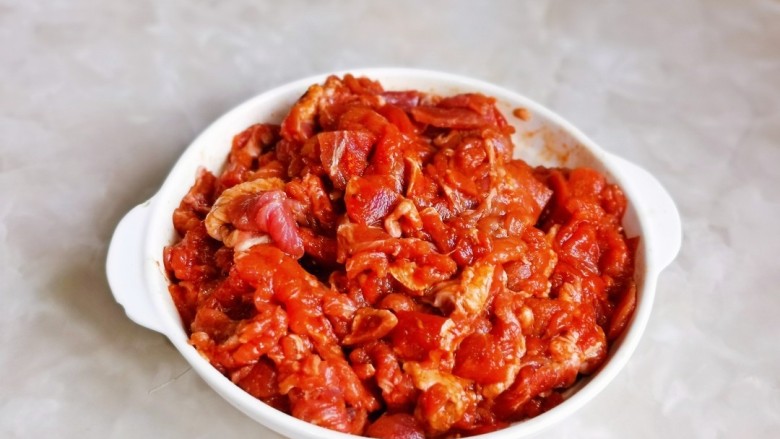 香菇炒肉片,戴上食品手套,抓拌均匀。
