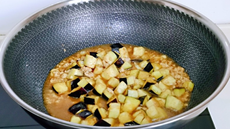 茄子焖面,加入一小碗纯净水,烧开煮2-3分钟。