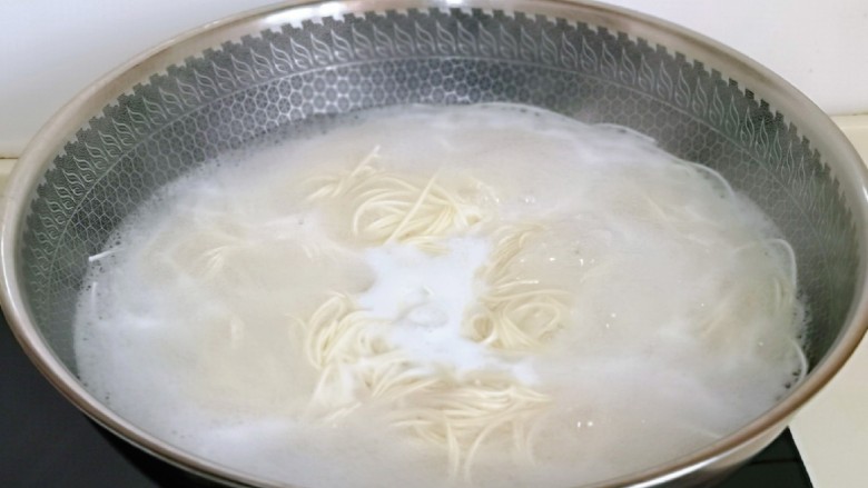 茄子焖面,煮<a style='color:red;display:inline-block;' href='/shicai/ 537'>挂面</a>,锅中加入水烧开,下面,煮熟捞出过冷水。